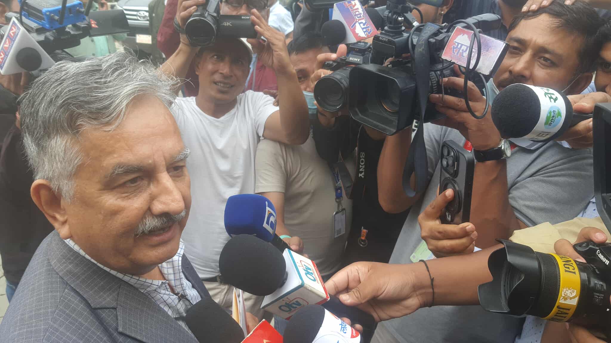 च्यासलबाट निस्किँदै सुरेन्द्र पाण्डेले सोधे– सदस्यताबारे निर्णय गर्ने को हो ?