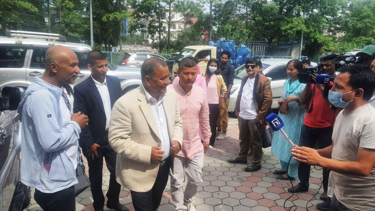 विप्लवले प्रश्न गरेपछि हच्किए प्रचण्ड र माधव