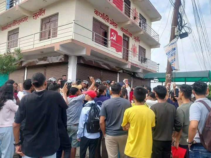 सुर्खेतमा तीन दलका पार्टी कार्यालय पुगे जेन–जी 