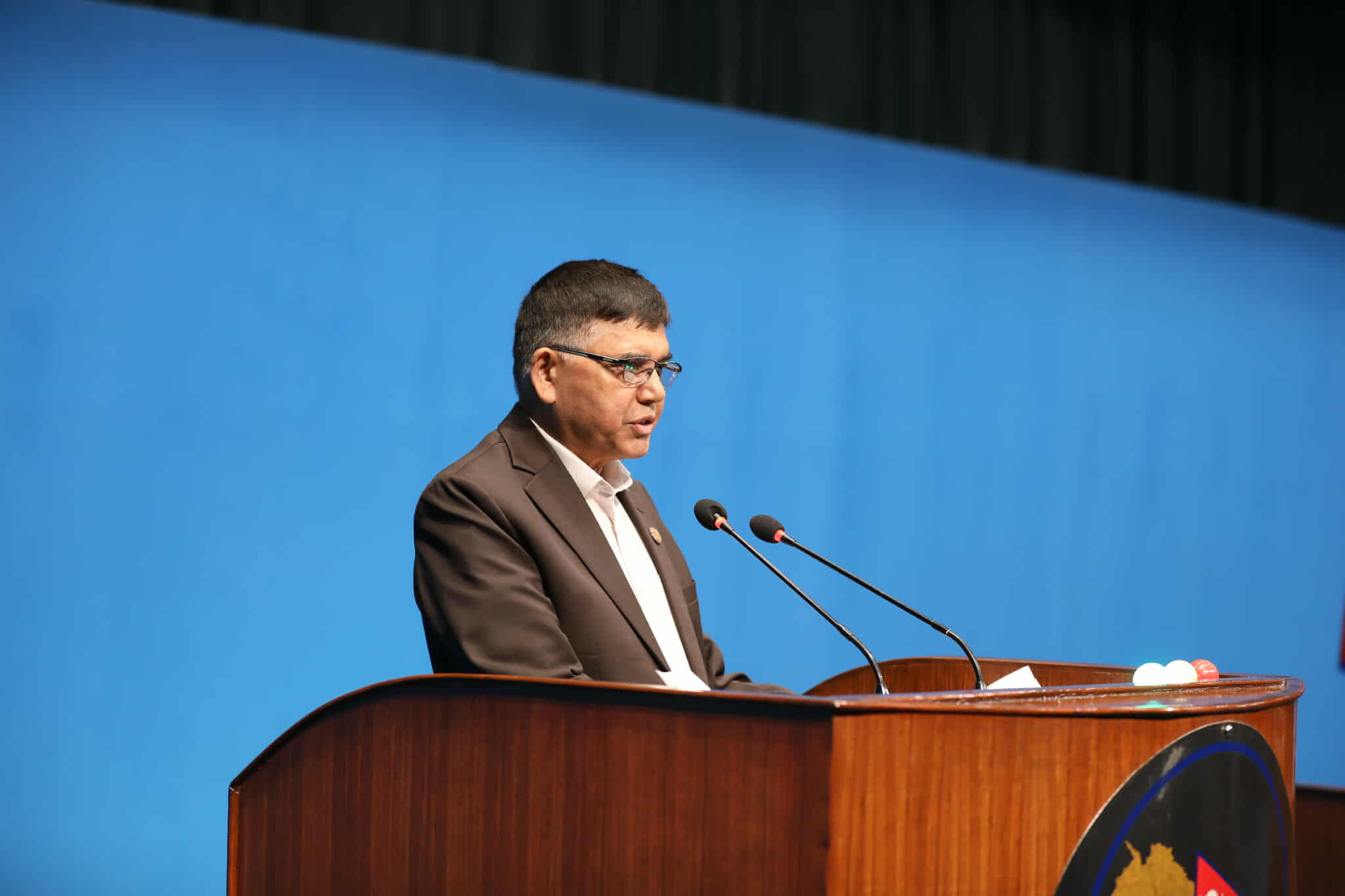 अहिलेसम्म ८७ हजार इम्बोस्ड नम्बर प्लेट जडान, अंग्रेजी भाषा राख्न नहुनेबारे मन्त्रीले के भने ?