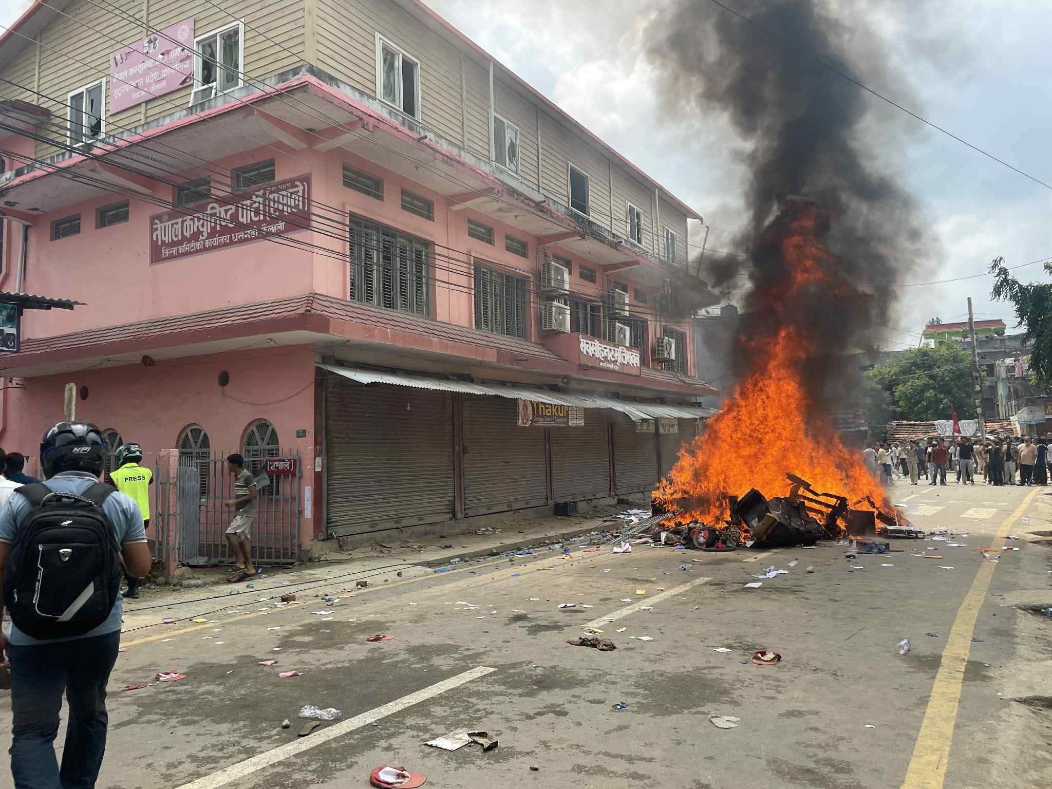 धनगढीमा कर्फ्यु अवज्ञा गर्दै प्रदर्शन, एमाले र कांग्रेस पार्टी कार्यालयमा आगजनी