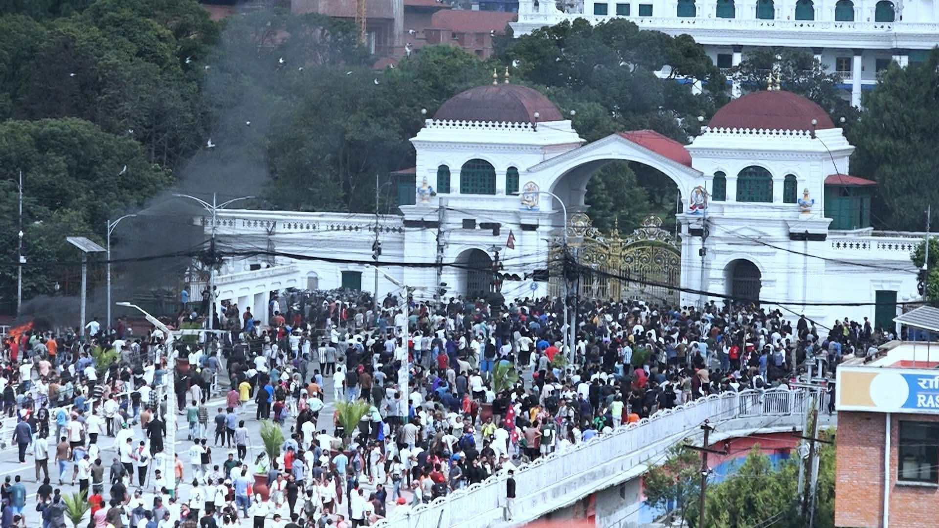 सुरक्षा घेरा तोडेर सिंहदरबार पसे प्रदर्शनकारी