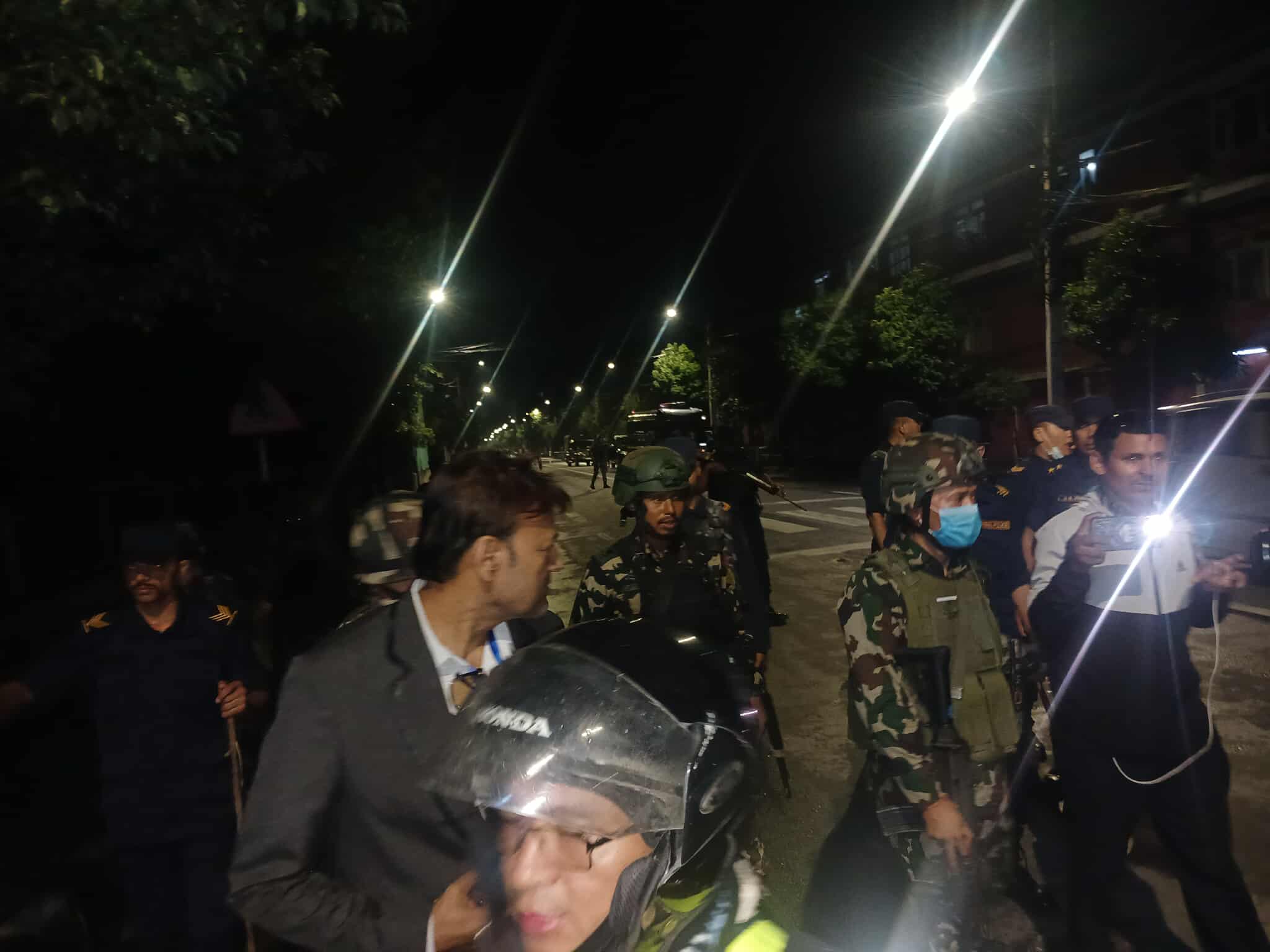 शीतलनिवासबाट सेनाले हटायो पत्रकार, सडक खाली गरिँदै