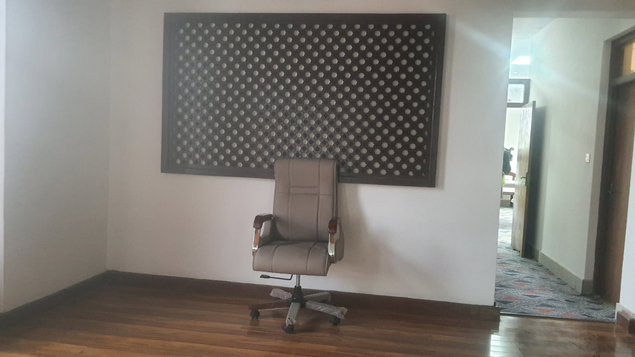 नयाँ प्रधानमन्त्रीको कुर्सी तयार, यस्तो छ कार्यकक्ष (तस्वीरहरू)