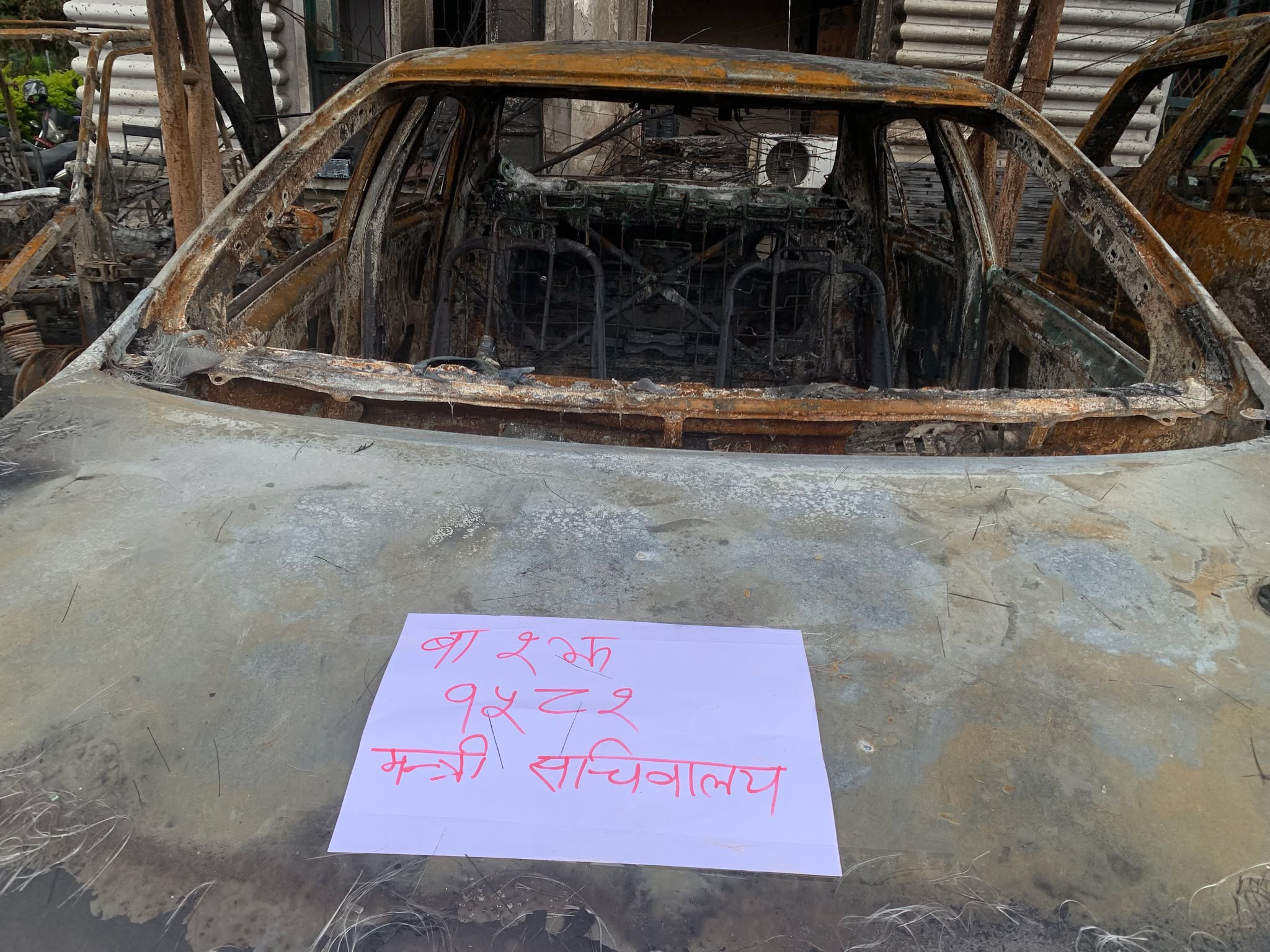 सिंहदरबारमा जलेका सरकारी गाडीमा कागजी नम्बर प्लेट (तस्वीरहरू) 