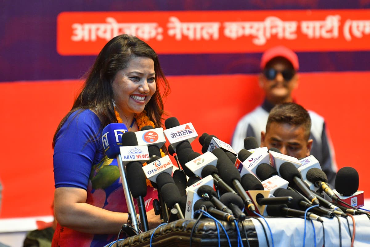 एमाले फर्किएकी झाँक्री भन्छिन्– हाम्रो तर्फबाट भएको क्षति रोक्न पिठ्यूँ थाप्नेछौँ