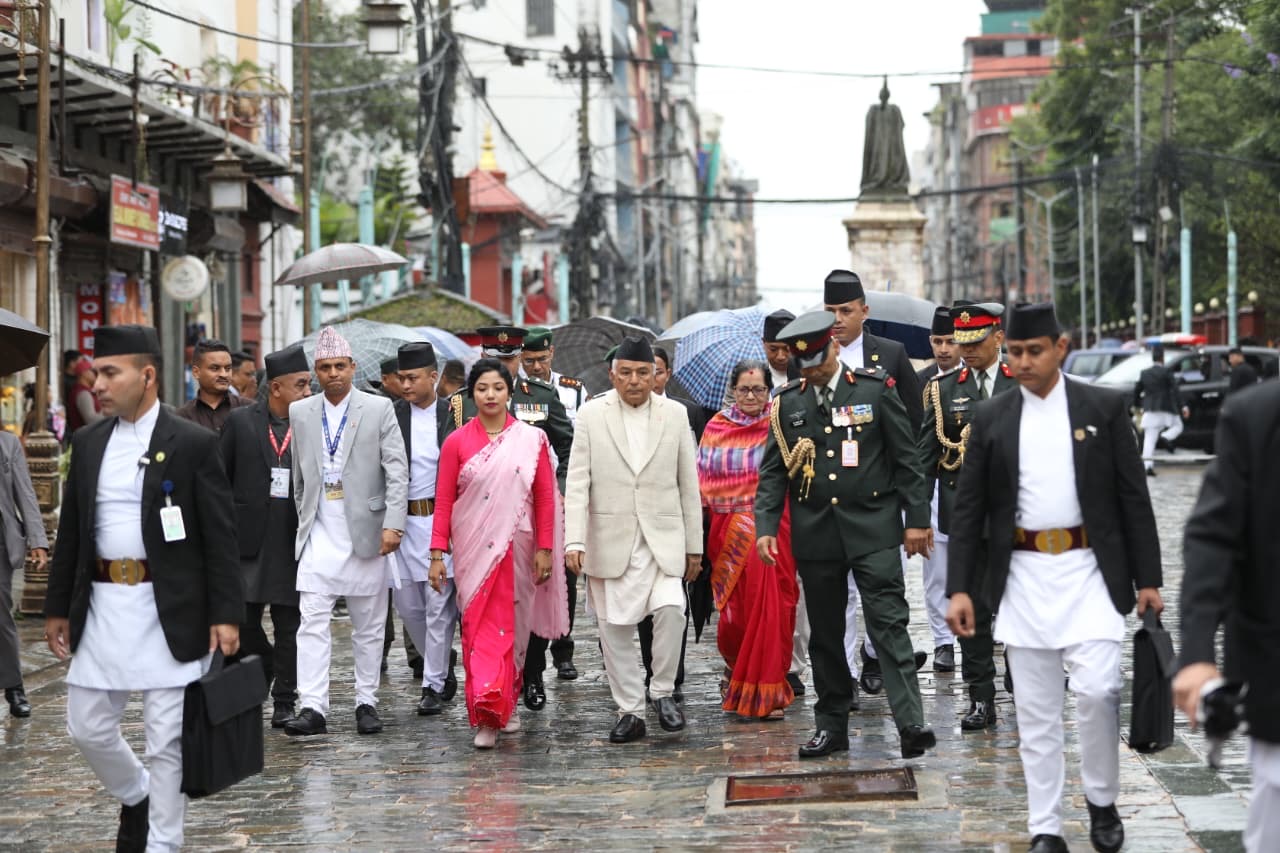 वसन्तपुरमा इन्द्रजात्राको राैनक, झरीका बीच पुगे भीआईपी [तस्वीरहरू]