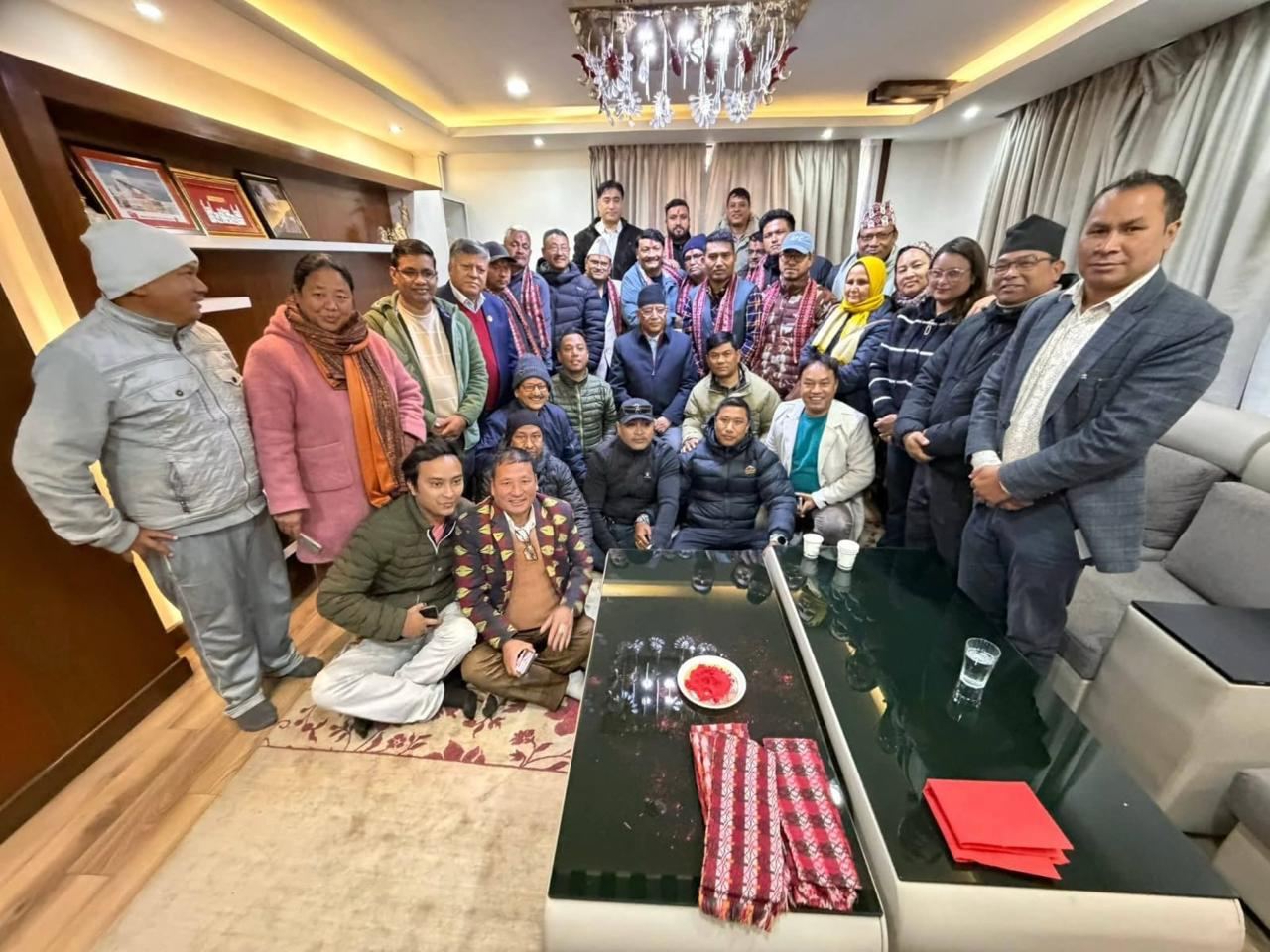 बालकोटका एमाले नेताहरू नेकपामा प्रवेश, प्रचण्डले गरे स्वागत