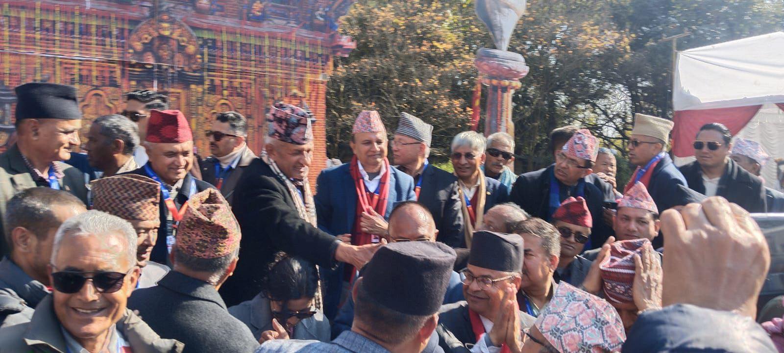 अझै सुरु भएन एमालेको मतदान, असन्तुष्ट पनि भोट माग्दै 