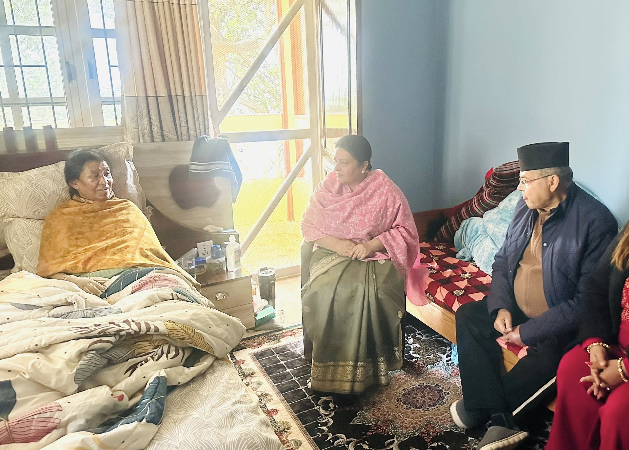 पूर्वराष्ट्रपति भण्डारीले लिइन् झलनाथ पत्नीको स्वास्थ्यबारे जानकारी