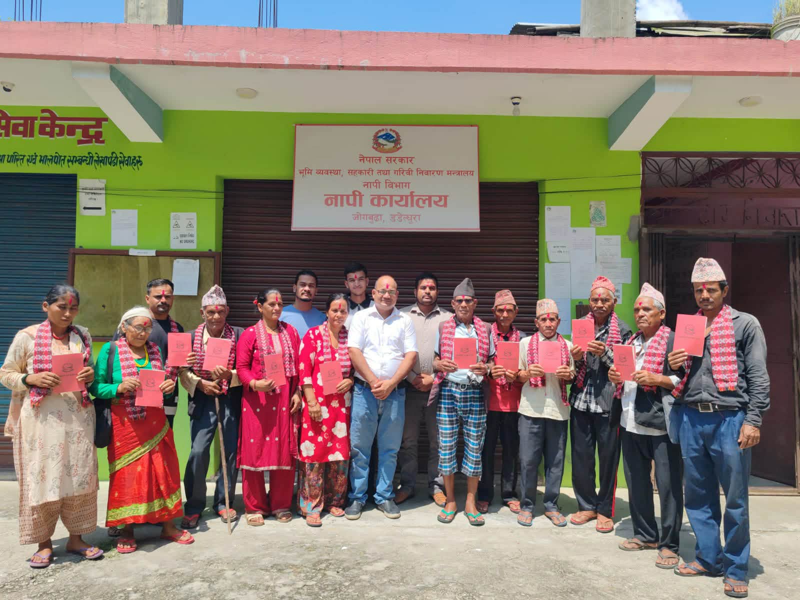 नापनक्सा पूरा भएको ३८ वर्षपछि पाए डडेलधुराका १२ परिवारले पाए पुर्जा