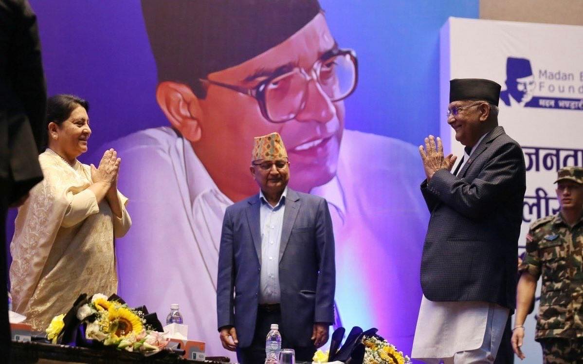 विद्याको ‘ब्याकिङ’मा ओलीविरुद्ध ईश्वरको चुनावी ‘ब्याटल’