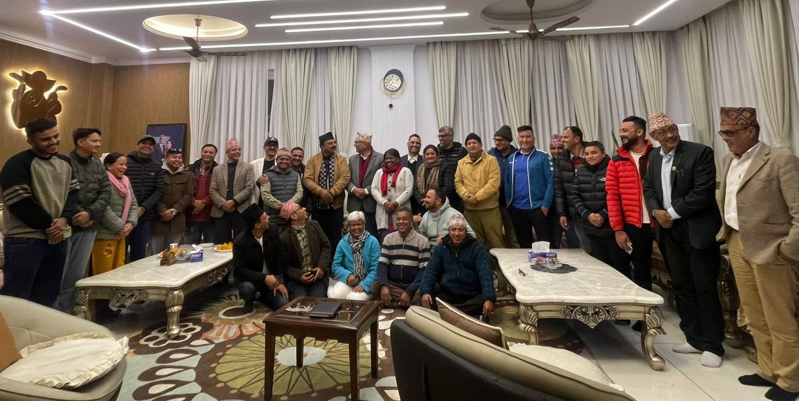 रास्वपा जान थालेका घिमिरेलाई रोकेर तस्वीर खिचाउँदै विष्णु पाैडेलले लेखे– हामी सँगै छाैँ