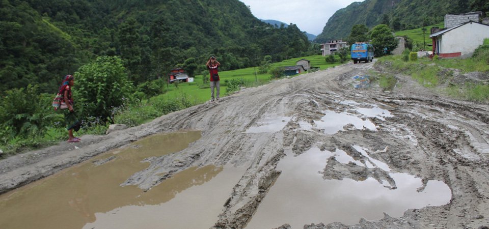 ठेकेदार भागेपछि बेनी–दरबाङ सडककाे काम अलपत्र