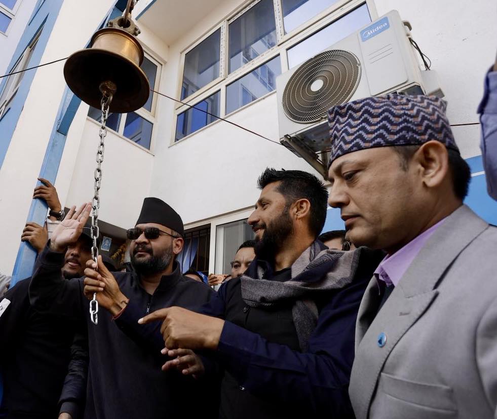 पार्टी कार्यालयमा घण्टी बजाइसकेपछि रविसँग बालेनको अंकमाल