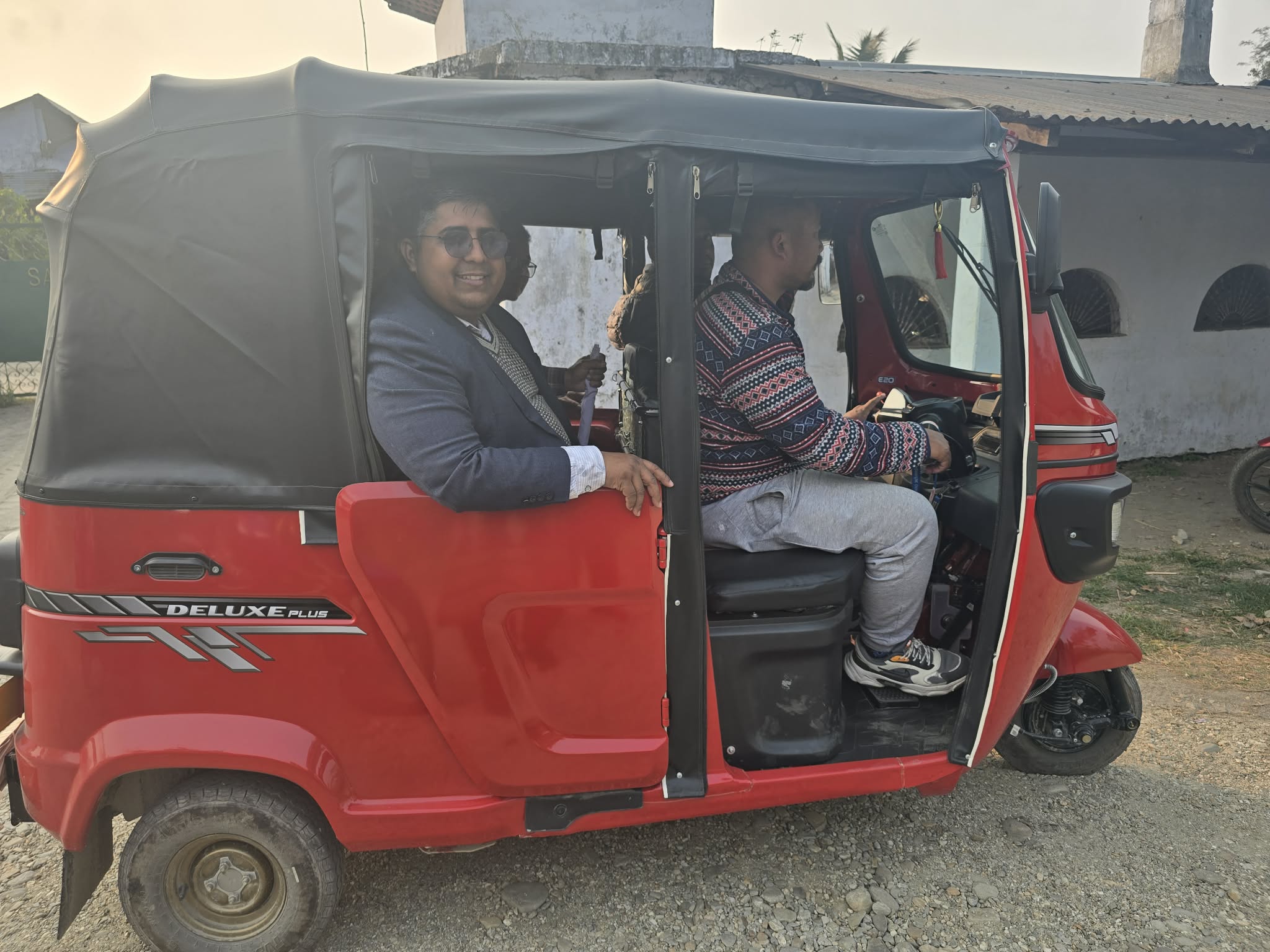 अटो चढेर मनोनयन दर्ता गर्न पुगे झापा– १ का उम्मेदवार घिमिरे 