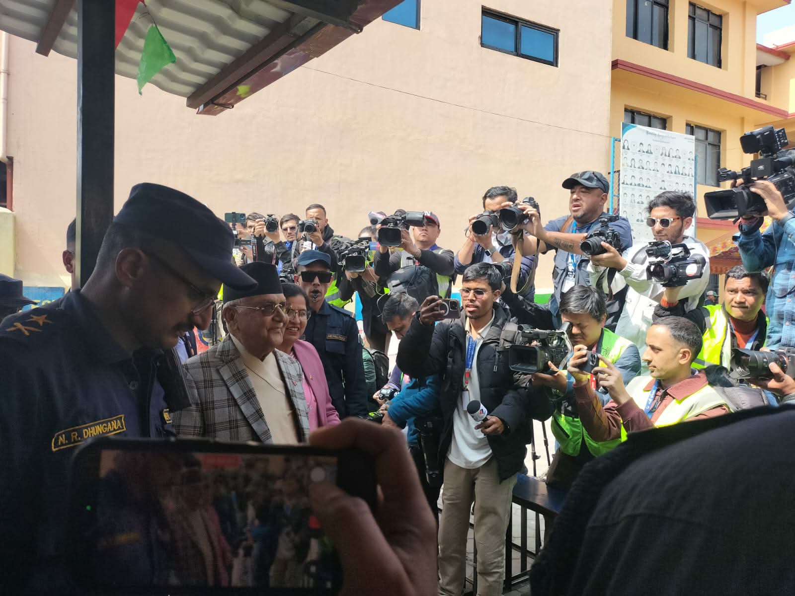 एमाले अध्यक्ष ओलीले गरे मतदान