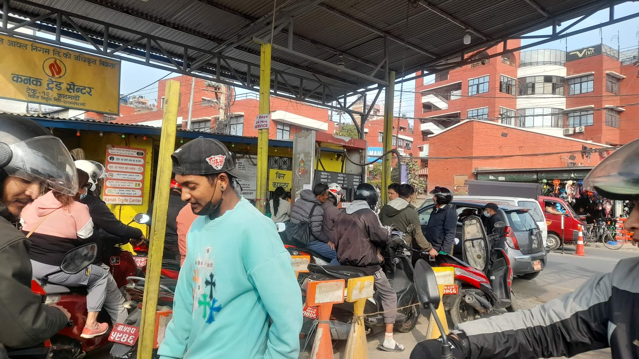 आयल निगमले भन्यो- पेट्रोलको आपूर्तिमा समस्या छैन, अनावश्‍यक भण्डारण नगर्नू