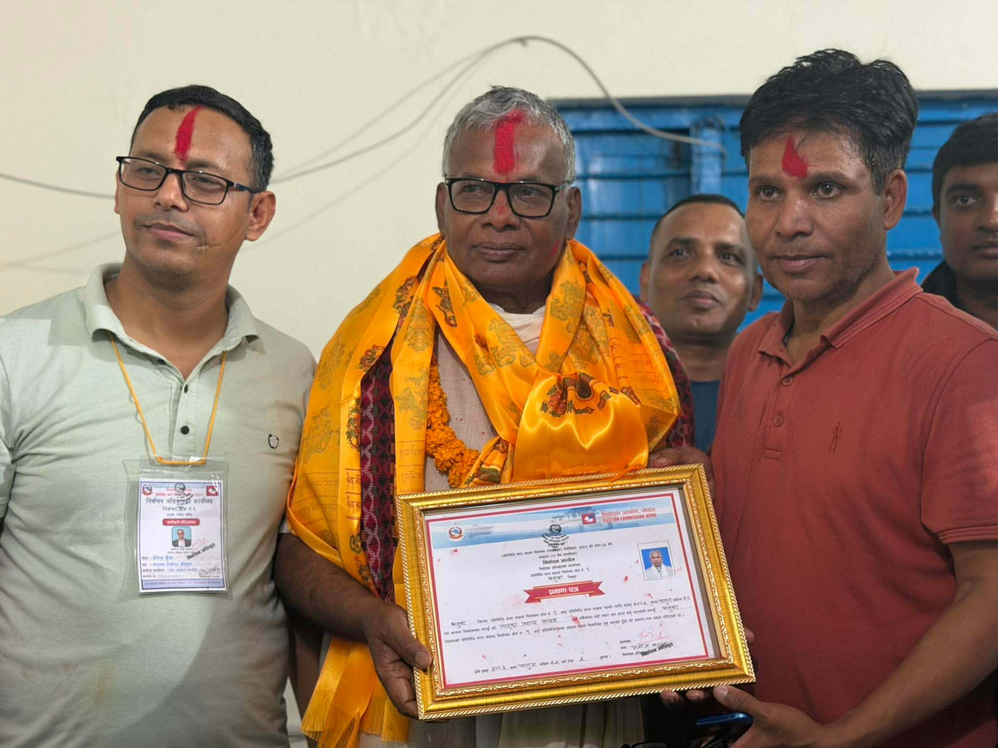 निर्वाचन आयोगले दियाे नेकपा उम्मेदवार यादवलाई निर्वाचित भएको प्रमाण पत्र