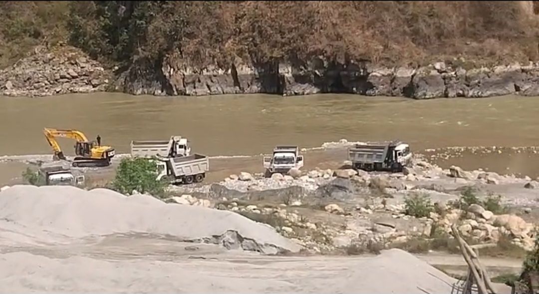 एक्सनमा उत्रिइन् आशिका, त्रिशूलीमा बालुवा–गिट्टी उत्खनन तत्काल रोक्न निर्देशन