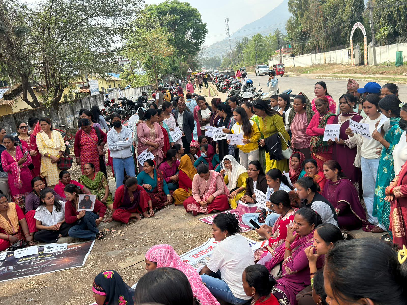 इनिशाकाे न्यायका लागि सुर्खेत जिल्ला अदालतअघि प्रदर्शन