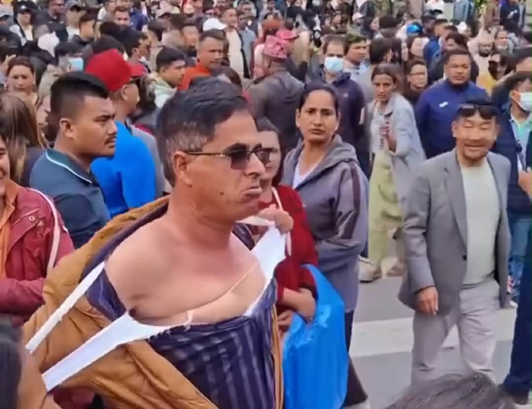 ओली पक्राउको विरोधमा गाउँपालिका अध्यक्ष 'गोली ठोक्नुस' भन्दै प्रदर्शनमा