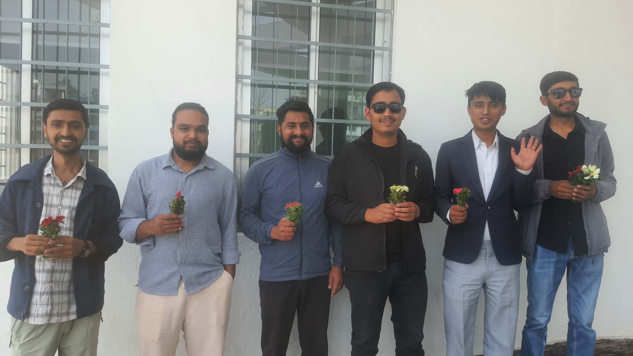 सच्चिन आग्रह गर्दै एमालेका युवाहरूले दिए नेतालाई फूल उपहार