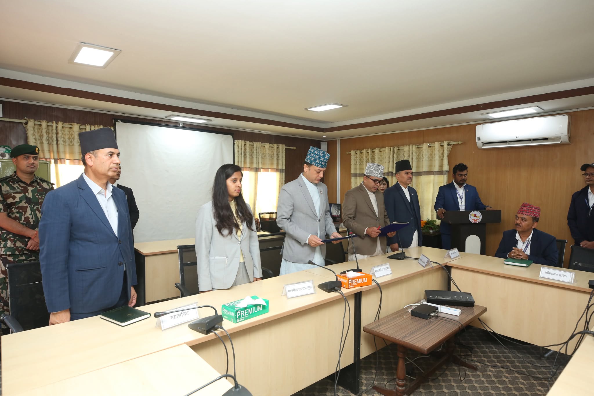 प्रतिनिधिसभाका नवनियुक्त सचिव अधिकारीले लिए शपथ
