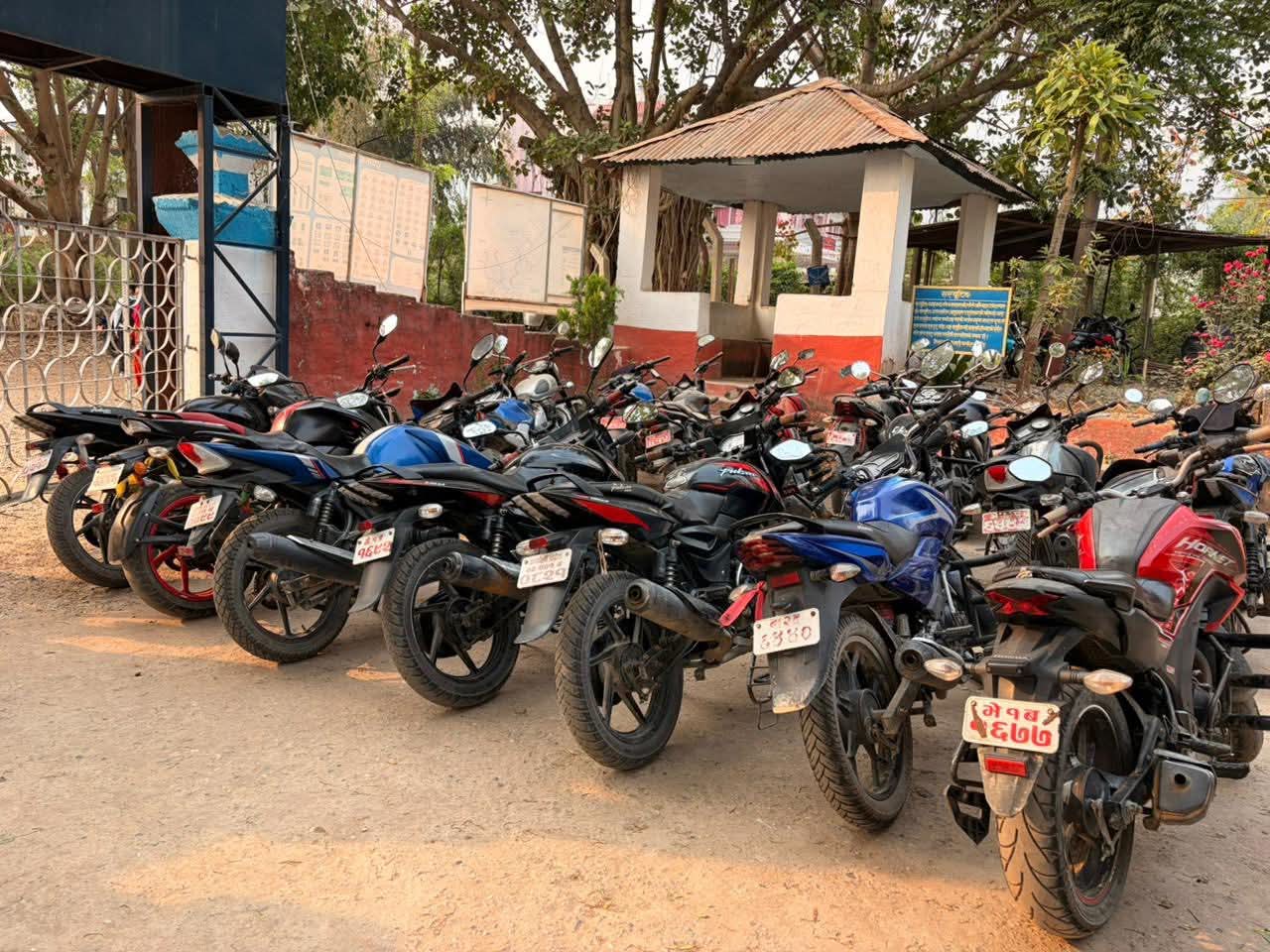 सार्वजनिक बिदामा सरकारी सवारीमाथि प्रहरीको निगरानी, सुर्खेतमा दर्जन बढी सवारी नियन्त्रणमा