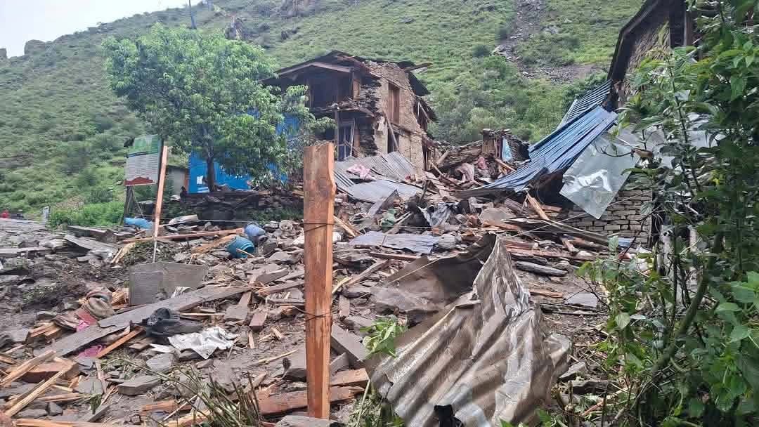 मुगुमा पहिरोमा पुरिएर एक बालकको मृत्यु, आमाबुवा घाइते, ८ घर उच्च जोखिममा