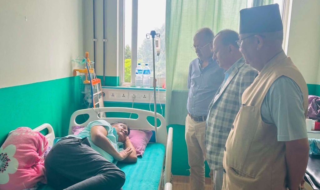 एमाले महासचिव पोखरेलले वीर अस्पताल पुगेर थपलियाको स्वास्थ्य अवस्थाबारे लिए जानकारी
