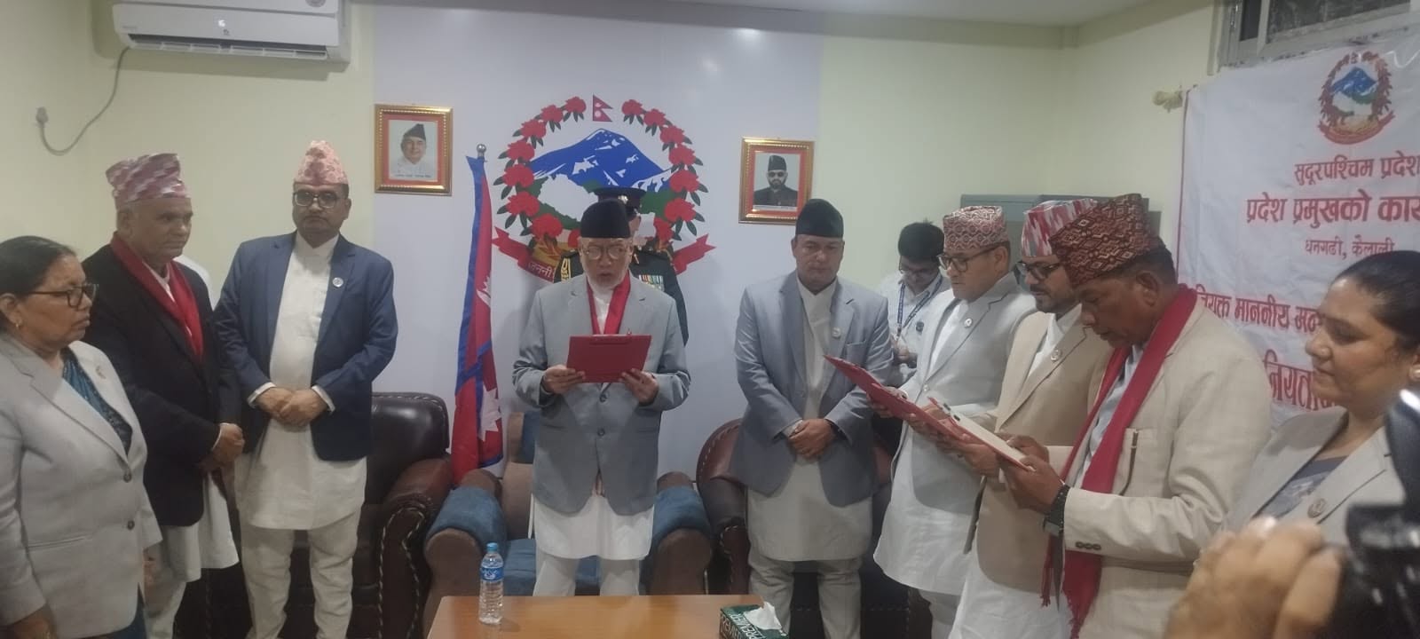सुदूरपश्चिम प्रदेशका नवनियुक्त मन्त्री र राज्यमन्त्रीले लिए शपथ