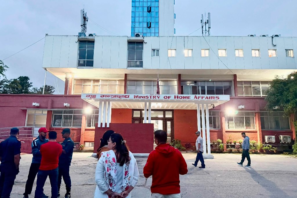 गरिमाको न्यायका लागि गृह मन्त्रालय पुगे आमा–बुवा, गृहमन्त्रीसँग छलफल जारी