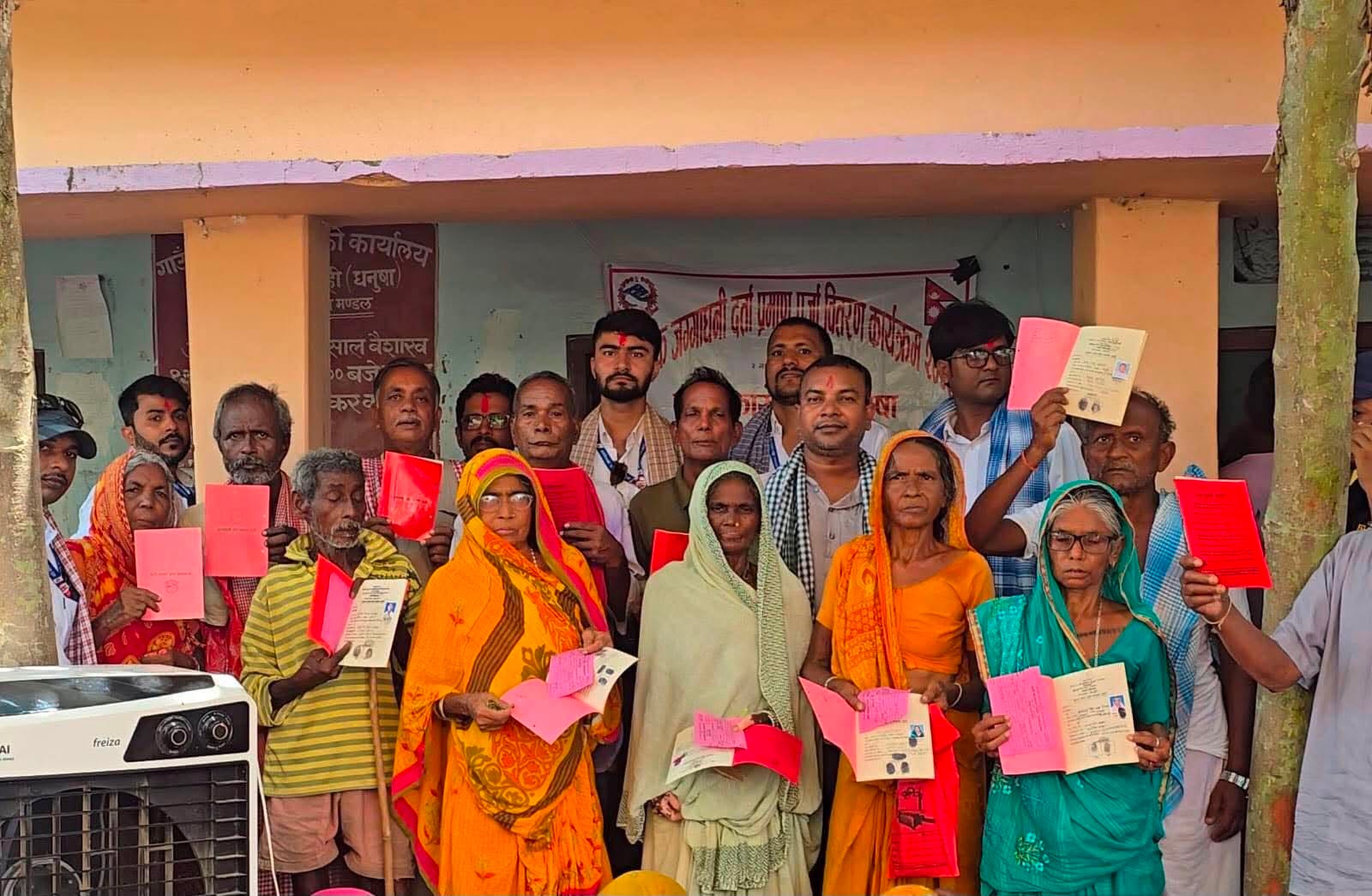 नापजाँच सकिएको १० वर्षपछि मिथिलाका ३१० परिवारले पाए लालपुर्जा