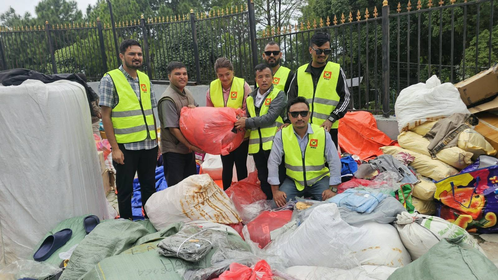 रसुवा बाढीपीडितलाई नेविसंघद्वारा अत्यावश्यक राहत सामग्री हस्तान्तरण