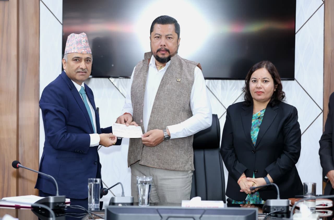विद्युत् नियमन आयोग र एचआईडीसीएलद्वारा राहत कोषमा १/१ करोड आर्थिक सहयोग