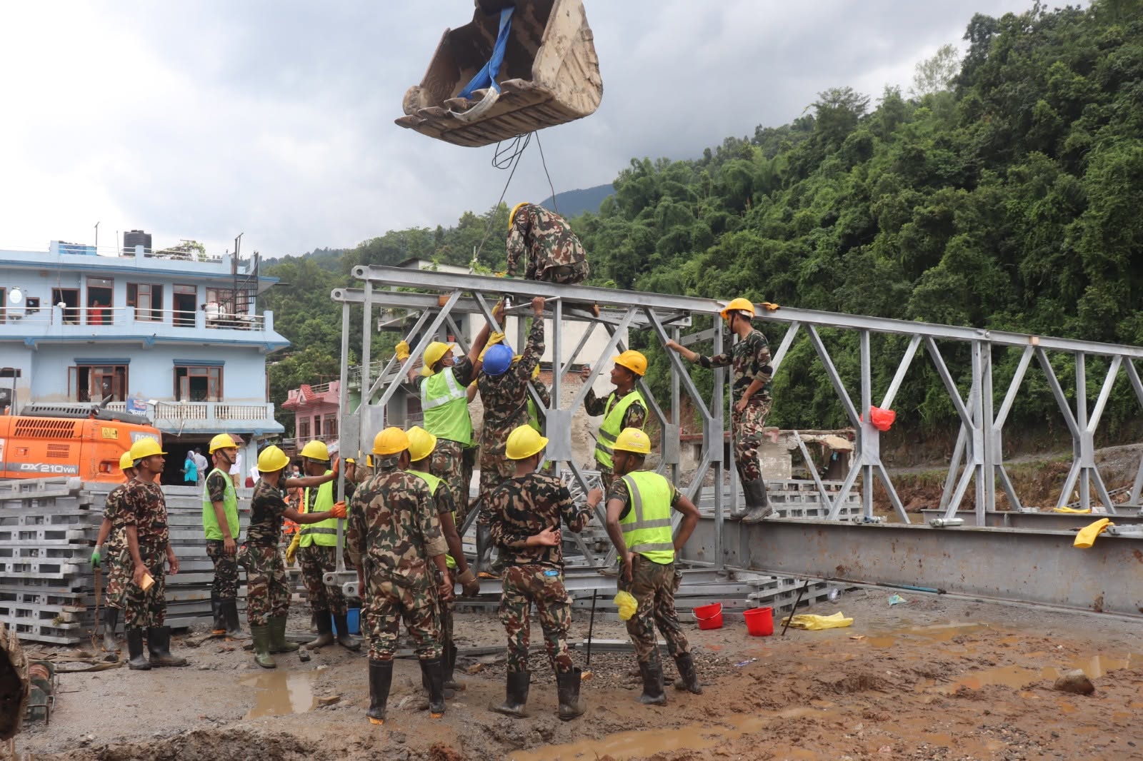 निर्माणाधीन पुललाई सम्पन्न भन्दै रास्वपा नेता हिमेशले छरे भ्रम