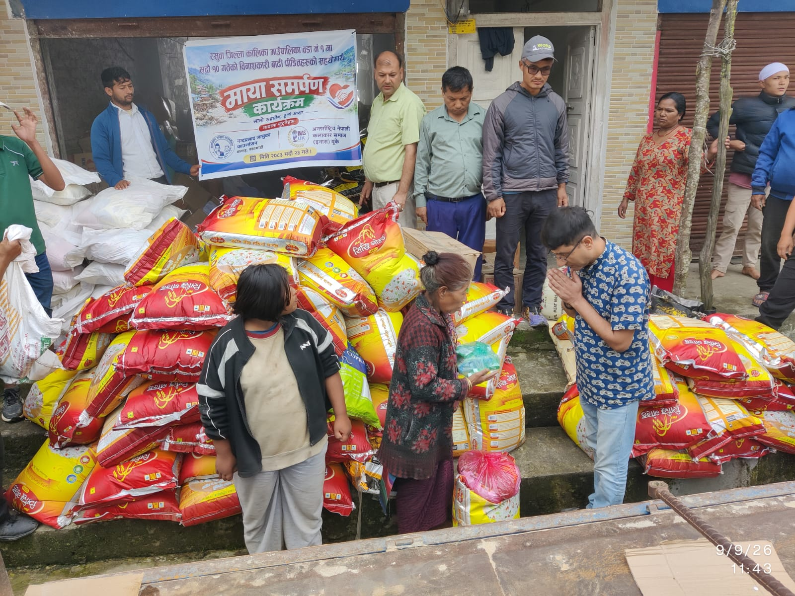 नन्दप्रसाद जानुका फाउन्डेसन र इनास यूकेले रसुवाका बाढीपीडितलाई बाँड्यो माया