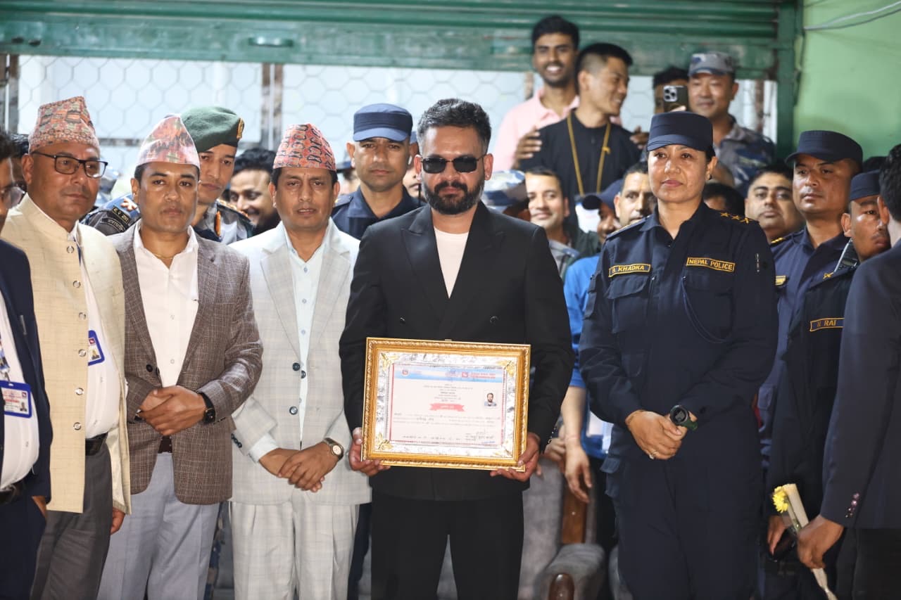 विजयी भएको प्रमाणपत्र लिँदै बालेन