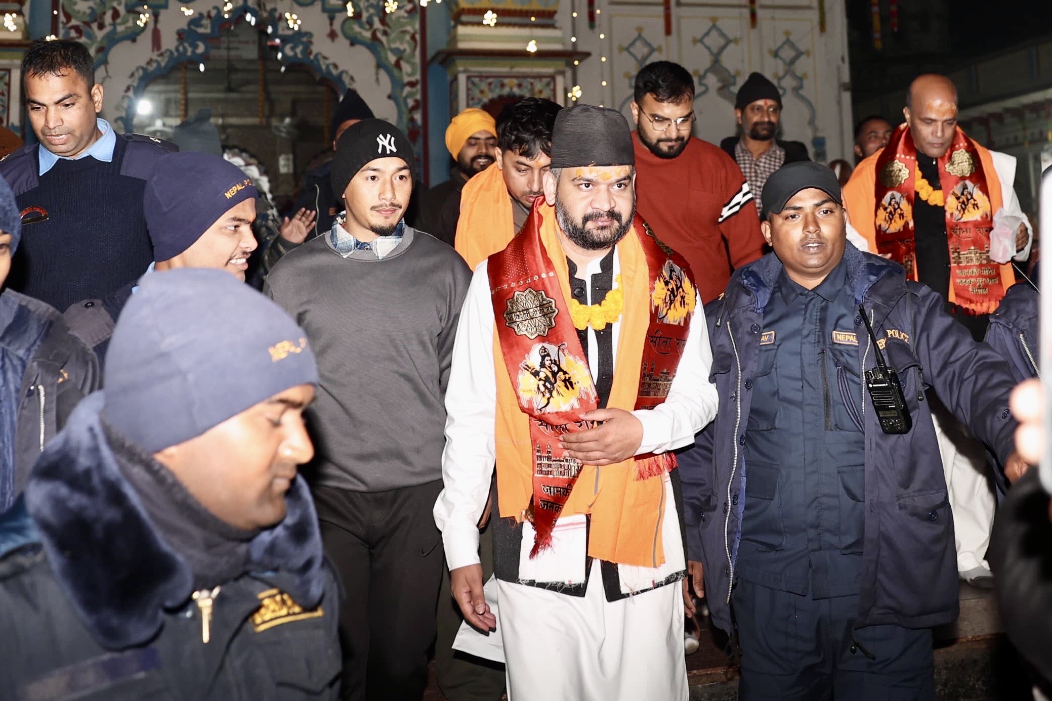 एकाबिहानै जानकी मन्दिरमा बालेन शाह (तस्वीरहरू)