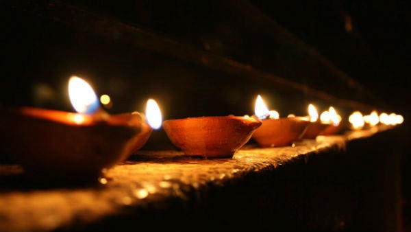 घरभित्र र बाहिरका यी ११ स्थानमा दियाे बाल्नु शुभ मानिन्छ