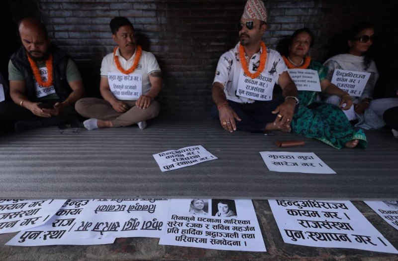 रवीन्द्र मिश्रको रिहाइको माग गर्दै रिले अनशन (फोटो फिचर)
