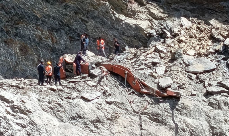 सडक खन्ने क्रममा म्याग्दीमा पहिरोमा पुरिएर एक्साभेटर चालकको मृत्यु