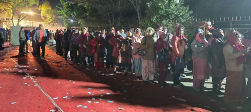 मतदान गर्न आतुर छन् एमाले प्रतिनिधि, सुरु नहुँदै लामबद्ध (तस्वीरहरू)