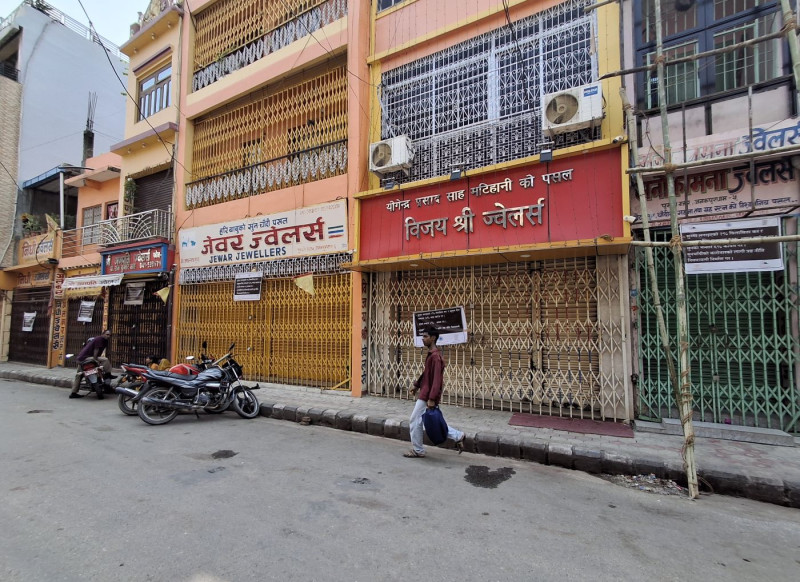 सुनमा लगाइएको विलासिता करको विरोधमा जनकपुरका सुनचाँदी पसल बन्द