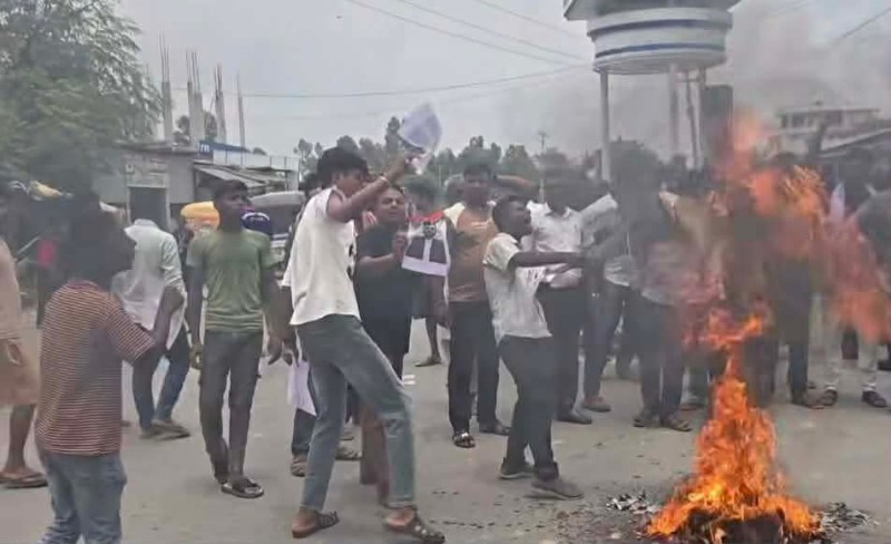 प्रमुख प्रशासकीय अधिकृत नपठाएको भन्दै प्रधानमन्त्री बालेनको पुतलादहन
