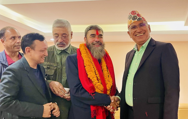 नेकपा केन्द्रीय सदस्य विनोद पहाडी एमालेमा प्रवेश, विष्णु पौडेलले गरे स्वागत