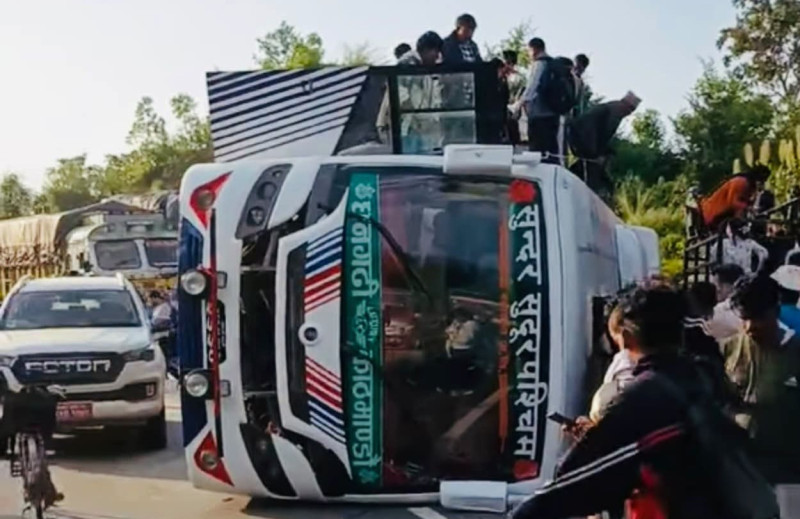 नवलपरासीमा बस दुर्घटना, चालकसहित ७ जना घाइते