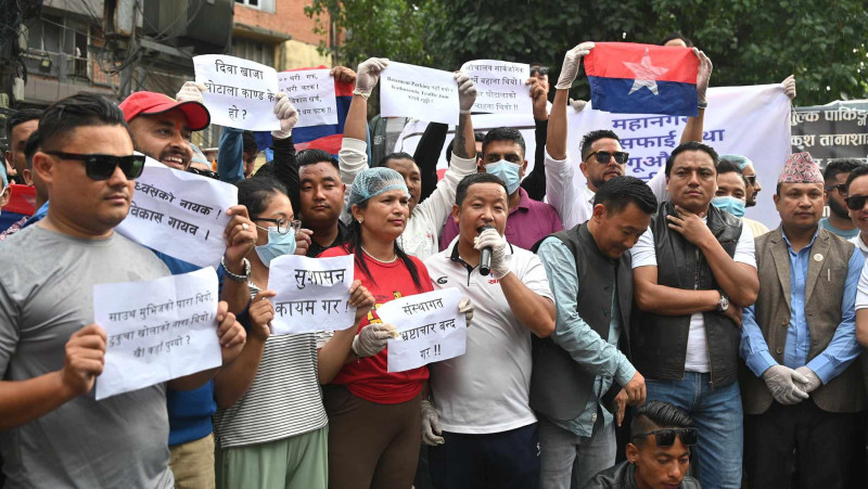 सडकमा एमालेनिकट युवा संघको बालेनविरुद्ध नारा–से नो टु ड्रग्स (तस्वीरहरू) 