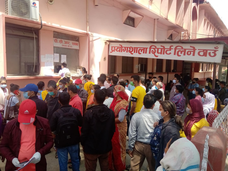 नेपालगञ्जमा काेभिड बिरामीले अस्पताल भरिभराउ, भेरी अस्पताल प्रमुख भन्छन्- थेग्न मुस्किल भइसक्यो (तस्वीरहरू)